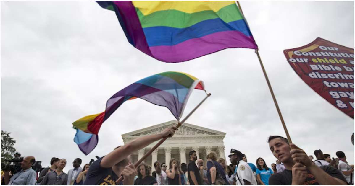 অ্যামেরিকার সুপ্রিম কোর্ট ২০১৫ সালের ২৬ জুন সমলিঙ্গের দম্পতিদের বিয়ের অধিকারকে স্বীকৃতি দেওয়ার পর আদালত প্রাঙ্গণে রংধনু পতাকা ওড়ান এ ধরনের বিয়ের সমর্থকরা। ছবি: রয়টার্স